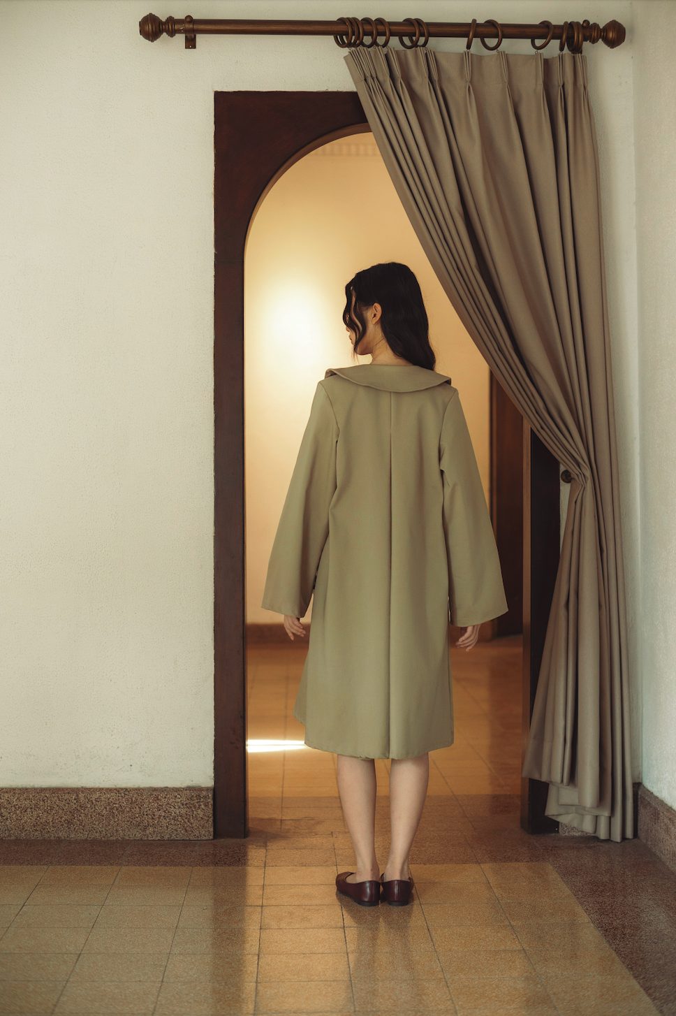 THE TRENCH COAT, SAND
