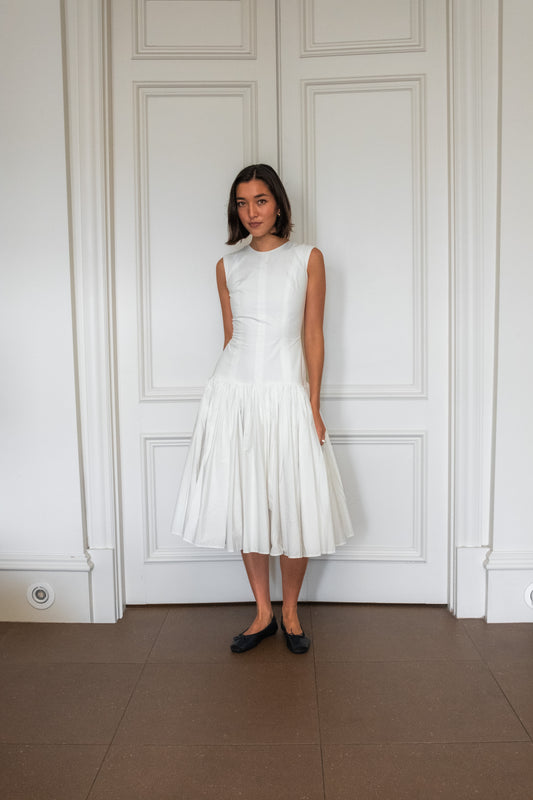 THE WHITE DRESS