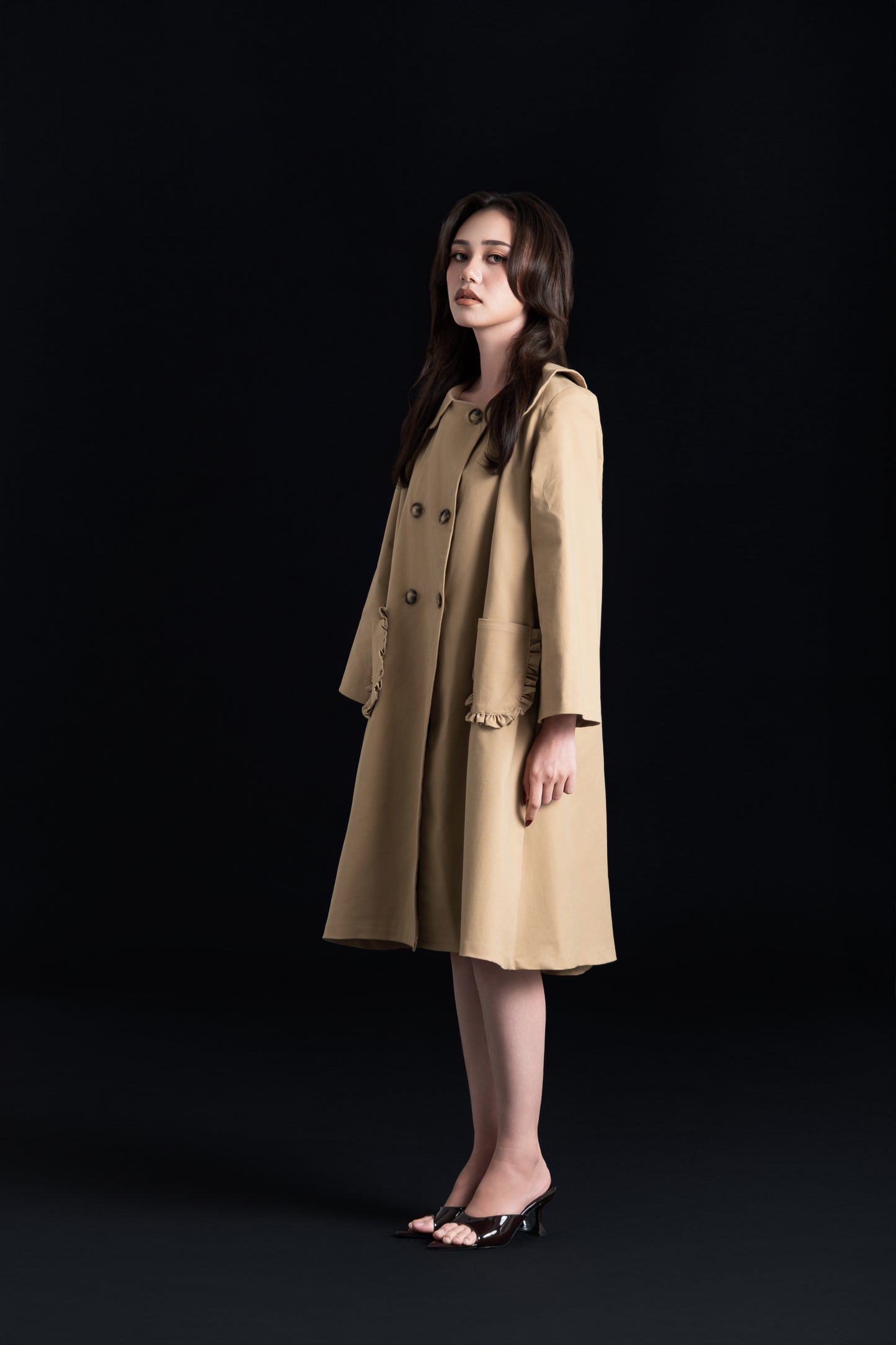 THE TRENCH COAT, SAND