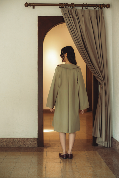 THE TRENCH COAT, SAND